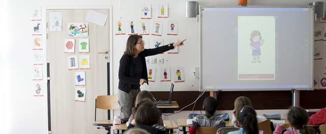 École élémentaire St Exupery (LevalloisPerret - 92). Classe de CP. Cours d'anglais avec tableau blanc interactif (TBI).